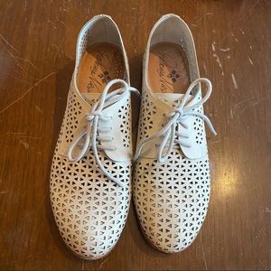 White Leather Patricia Nash Size 8.5 Oxford Shoes